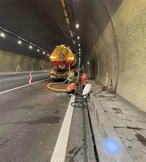 四平隧道排水渠清淤